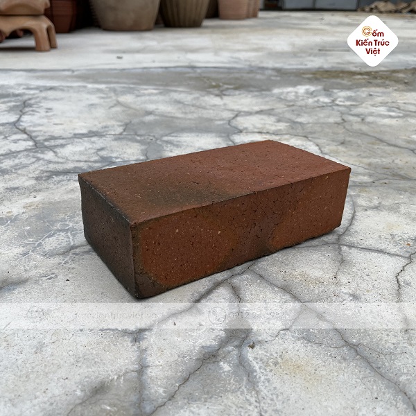 Gạch gốm truyền thống với màu sắc thẩm mỹ nâu đỏ đặc trưng