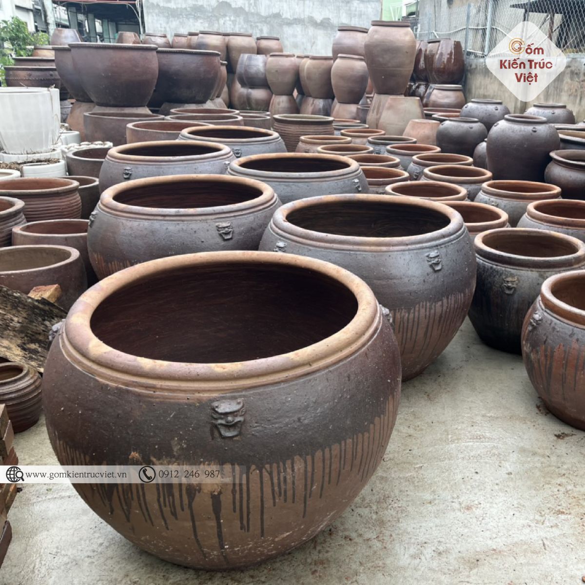 Trang trí sân vườn với chậu gốm sứ Bình Dương