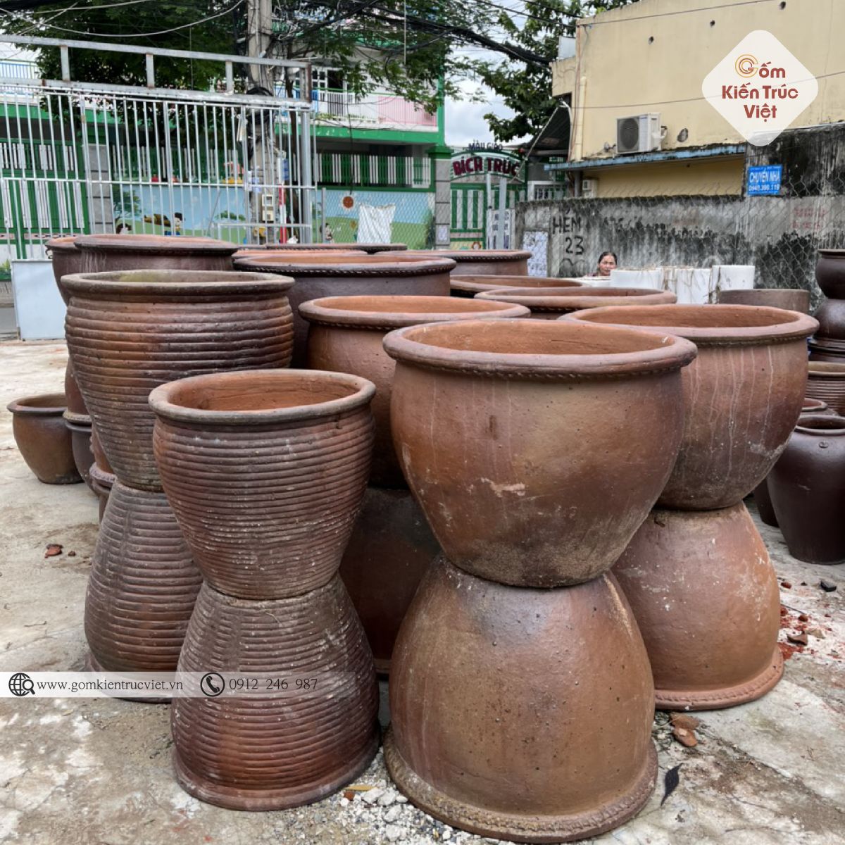 Trang trí sân vườn với chậu gốm sứ Bình Dương