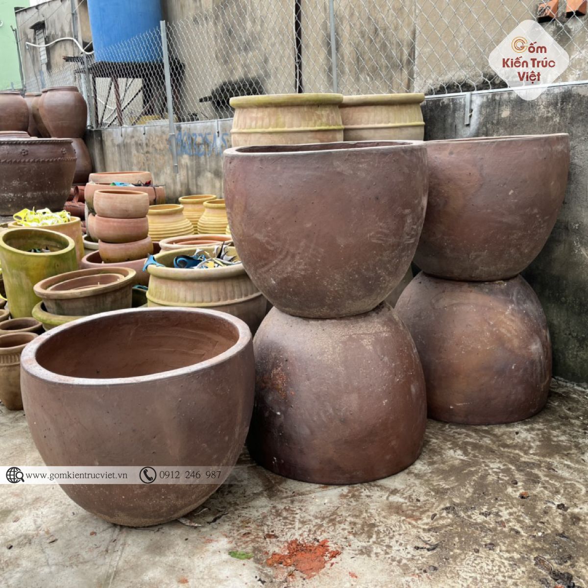Trang trí sân vườn với chậu gốm sứ Bình Dương