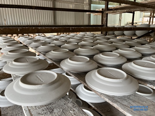 Bữa cơm gia đình thêm sum vầy với bộ chén bát kiểu xưa Lái Thiêu